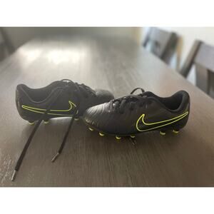 Boys Nike Soccer Cleats Size 2Y